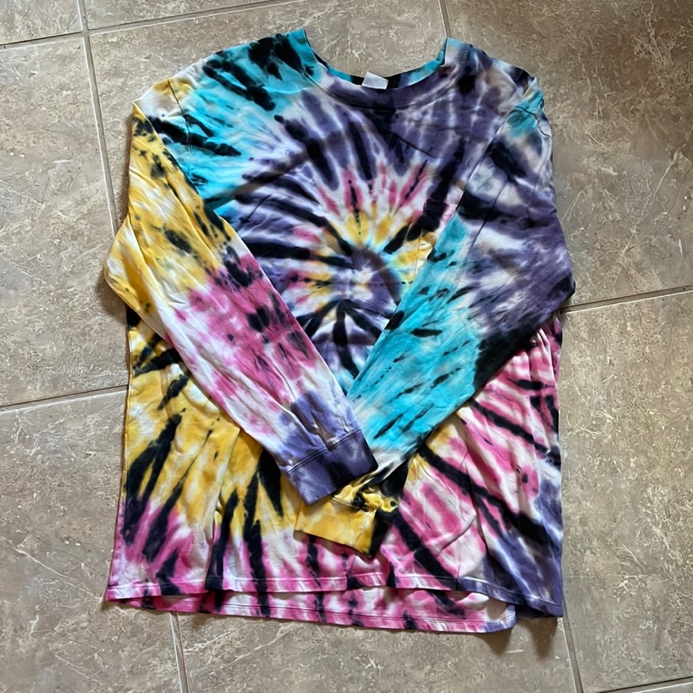 TIE DYE LONG SLEEVE TEE; SIZE 2XL (fits like an L/XL)